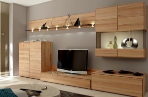 pared-gris-con-mueble-en-madera-clara-600x393